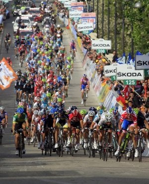 Cavendish, de blanco, supera a Petacchi, de rojo a la derecha de la imagen, y a un tapado Ventoso. :: EFE/