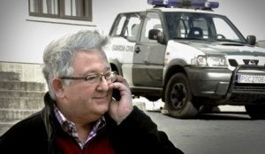 Fernando Muguruza, frente a las dependencias de la Guardia Civil en una imagen de archivo. :: ABEL VERANO/