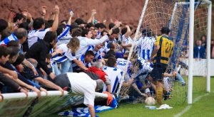 Una de las vallas del campo cedió en la celebración del gol del Náxara, aunque nadie resultó herido. ::
SONIA TERCERO/