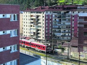 El tren, a su paso por Ermua, en una vía única. ::
A. L./