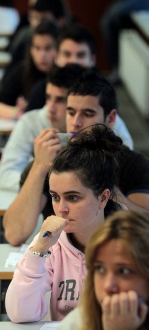 Alumnos en la primera jornada de selectividad. :: MITXEL ATRIO/