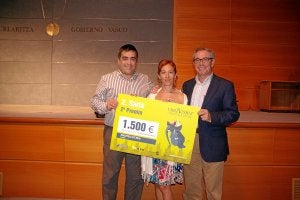 Vicky recibe el premio en el Concurso de Emprendedores ./