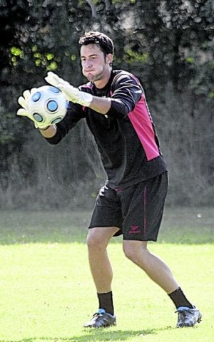 Pablo Carmona detiene un balón en un entrenamiento. ::
M. HERREROS/