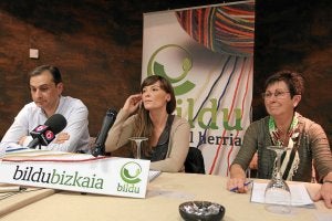 Saioa Villanueva, flanqueada por Aitor Ugalde, alcalde de Meñaka, y Itziar Duoandikoetxea, de Arrankudiaga./ Telepress/