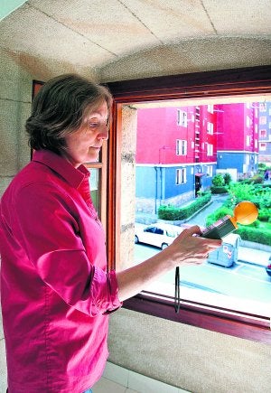 Irune Ruiz, con el medidor de intensidad del campo magnético. :: JORDI ALEMANY/