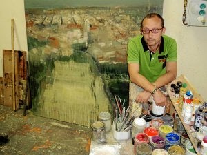 Carlos López Garrido, en su estudio de Logroño, delante de una de sus obras. ::
DANIEL JARRETA/