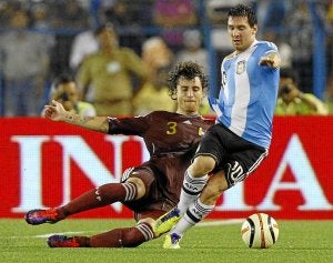 Fernando Amorebieta trata de impedir el avance de Lionel Messi en su debut con Venezuela. :: REUTERS/