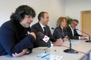 De izquierda a derecha, Iwasaki, Andrés Cabello, Vallvey y Valdés, que intervinieron en la jornada de ayer. ::
JUAN MARÍN/