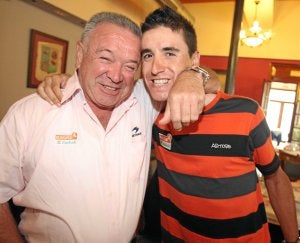 Madariaga y Antón celebran la victoria de la etapa de Bilbao, en la pasada Vuelta. :: LUIS ÁNGEL GÓMEZ/