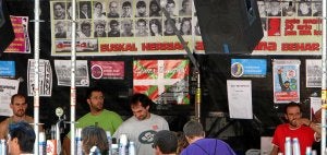 La comparsa Txori Barrote colocó fotos de presos de ETA en su txosna durante las fiestas de Bilbao. :: LUIS ÁNGEL GÓMEZ/