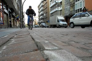 Ciclista circula por la acera. :: E. C./