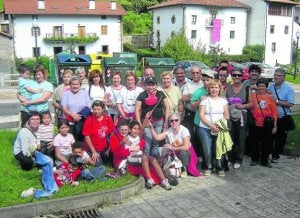 Miembros de Auzopolis en la primera excursión del colectivo a la localidad de Bolibar. ::
A. L./