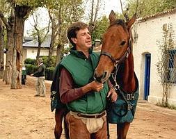 Cayetano Martínez de Irujo con uno de sus caballos. / EFE/
