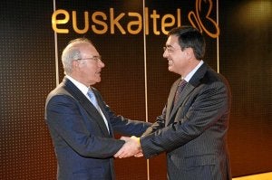 Efusivo saludo en el acto de relevo de ayer en Euskaltel. :: E.C./