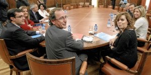 Alfonso Alonso preside su primera reunión como portavoz del grupo parlamentario del PP, junto a su antecesora en el cargo, Soraya Sáenz de Santamaría. :: EFE/