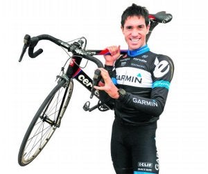 El ciclista alavés posa con el maillot del Garmin. /I. Aizpuru/