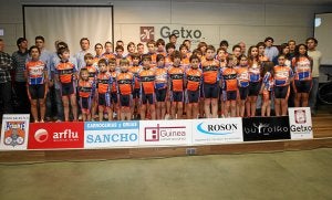 Las futuras promesas de la sociedad ciclista posan para la presentación oficial. ::
PEDRO URRESTI/