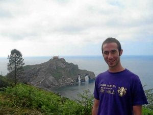 Iñigo Cabacas Liceranzu, de 28 años, en San Juan de Gaztelugatxe. /Foto cedida por sus amigos/