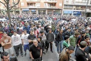 Más de un millar de personas participó ayer en la concentración convocada por los amigos de la víctima. /L. Ángel Gómez/