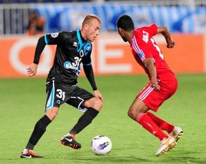 Yeste trata de superar a un jugador del Al Wahda./