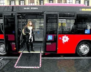 El nuevo operador cambiará los logos de los autobuses en una semana. :: E. C./