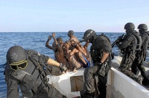 Un grupo de piratas es capturado por militares que patrullan en el Índico tras atacar a un atunero. ::
EFE/