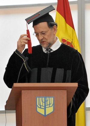 Mariano Rajoy fue investido ayer doctor honoris causa por la Universidad Sergio Arboleda, en Bogotá. :: AFP/