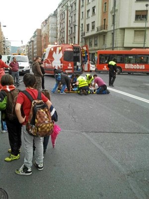 El ciclista fue atendido por una ambulancia en Autonomía. / F. J. Pérez/