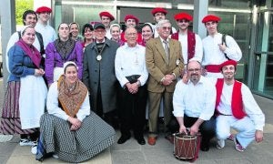 Los miembros de la expedición eibarresa con algunos de los niños de la guerra en Southampton. ::
KEZKA/