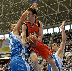 Claver se cuela por debajo del brazo de Andy Betts. :: EFE/