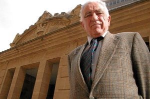 Manuel Ruiz Hernández posa ante la fachada de la Estación Enológica de Haro. ::
R. SOLANO/