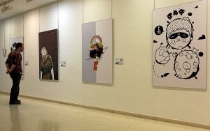 Parte de las obras que se muestran en la Sala de Exposiciones del Ayuntamiento logroñés. ::
ÓSCAR SOLORZANO/