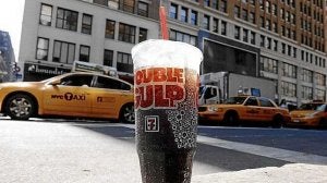 Una bebida gigante se calienta al sol en la ciudad de Nueva York. :: E. C./