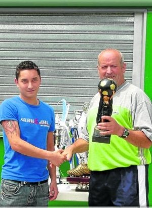 Ballesteros (derecha) entregando los trofeos del año pasado. ::
E. C./