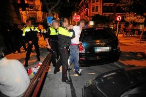 Un agente de Getxo arresta a un varón en una edición pasada de las fiestas de Las Mercedes. /B. Agudo/