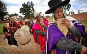Música. Unos aymara tocan su tradicional instrumento, el sicu, en Carabuco, a 165 kilómetros al norte de La Paz. ::
FOTOS: DADO GALDIERI Y AIZAR RABLES/