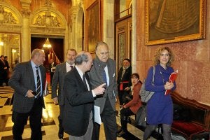 Ibon Areso conversa con el alcalde camino del pleno, acompañados por Maiz, Sabas y Bengoetxea. /Jordi Alemany/