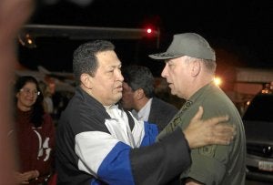Chávez, de vuelta en Caracas, saluda a su ministro de Defensa. :: EFE/
