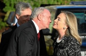 Saludo de Martin McGuinness y Hillary Clinton en Belfast. :: AFP/