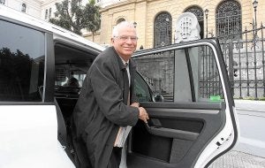Josep Borrell, ayer, a su llegada a Deusto./ Telepress/