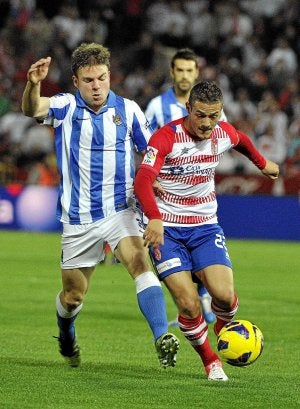 Illarramendi trata de arrebatar un balón a Torje. ::
EFE/