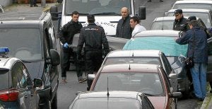 Agentes de la Policía retiran el cadáver de la mujer. :: EFE/