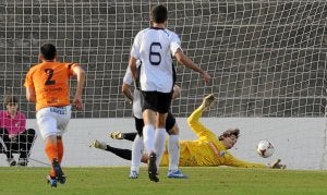 Urtzi Iturrioz detiene el penalti lanzado por el exalbiazul Esparza, primero pitado a favor del Tudelano. ::
IGOR AIZPURU/