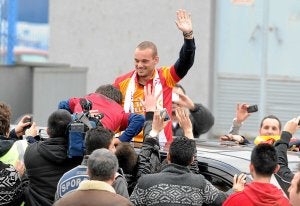 Sneijder, aclamado ayer a su llegada a Estambul. /AFP/
