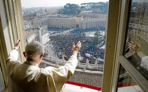 Benedicto XVI se asoma a la plaza de San Pedro para saludar a los fieles. /AFP/