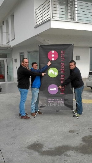 Iñaki Lekuona, Orzi Hegoas y Hur Gorostiaga con el cartel. :: E. C./