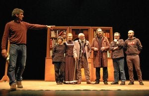 Alex Díaz, a la izquierda, muestra al reparto de actores de la obra premiada en FETEN . ::
M. DÍAZ/