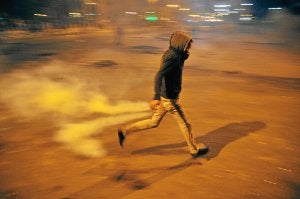 Un participante en otra noche de violencia en la ciudad egipcia de Port Said. /Afp/