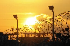Una valla electrificada rodea el penal militar. /Afp/