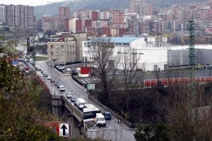 El proyecto del nuevo viaducto incluía un tercer carril para facilitar la salida a la N-634. /Mitxel Atrio/